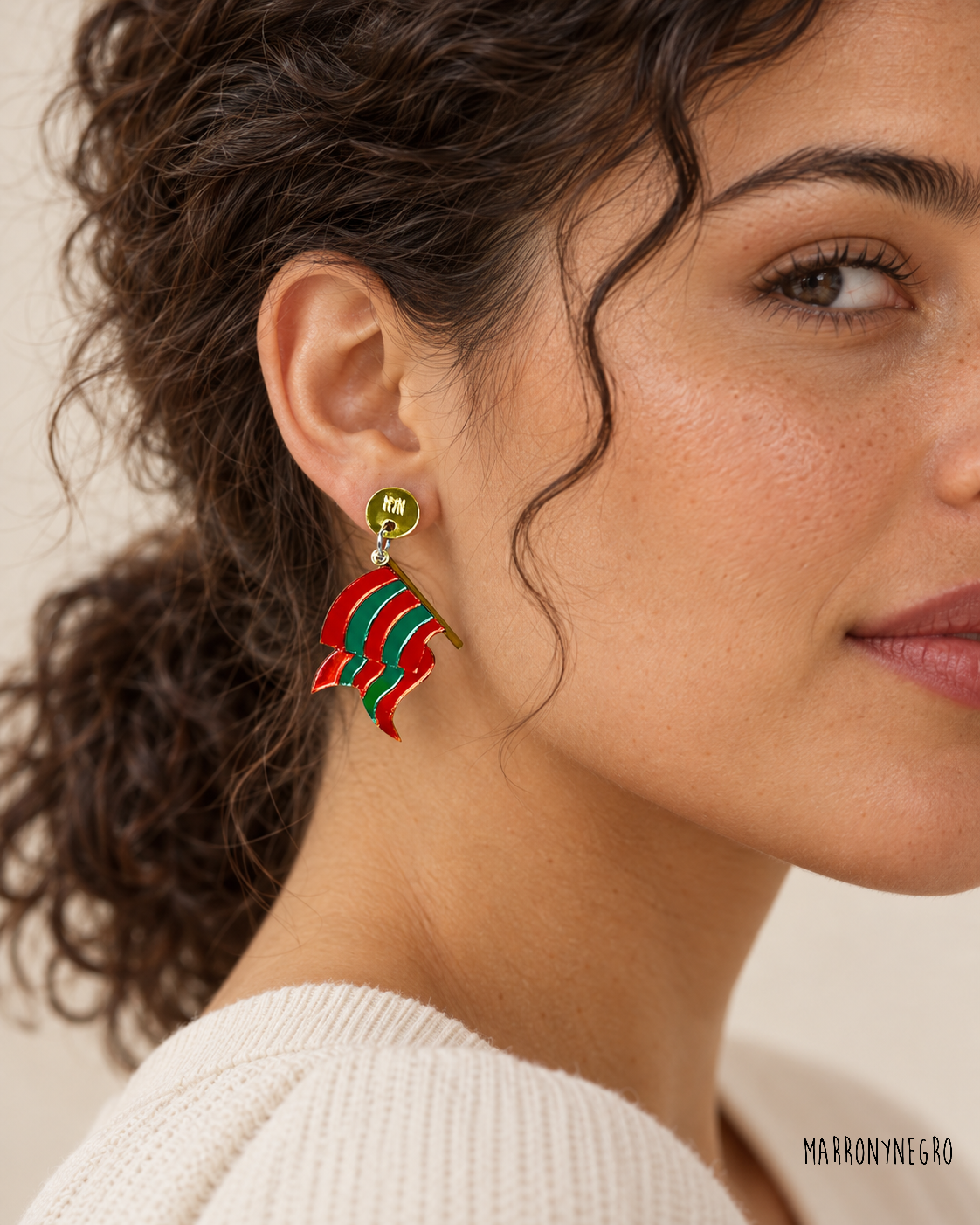 Modelo con pendientes Pendones y firma Marronynegro