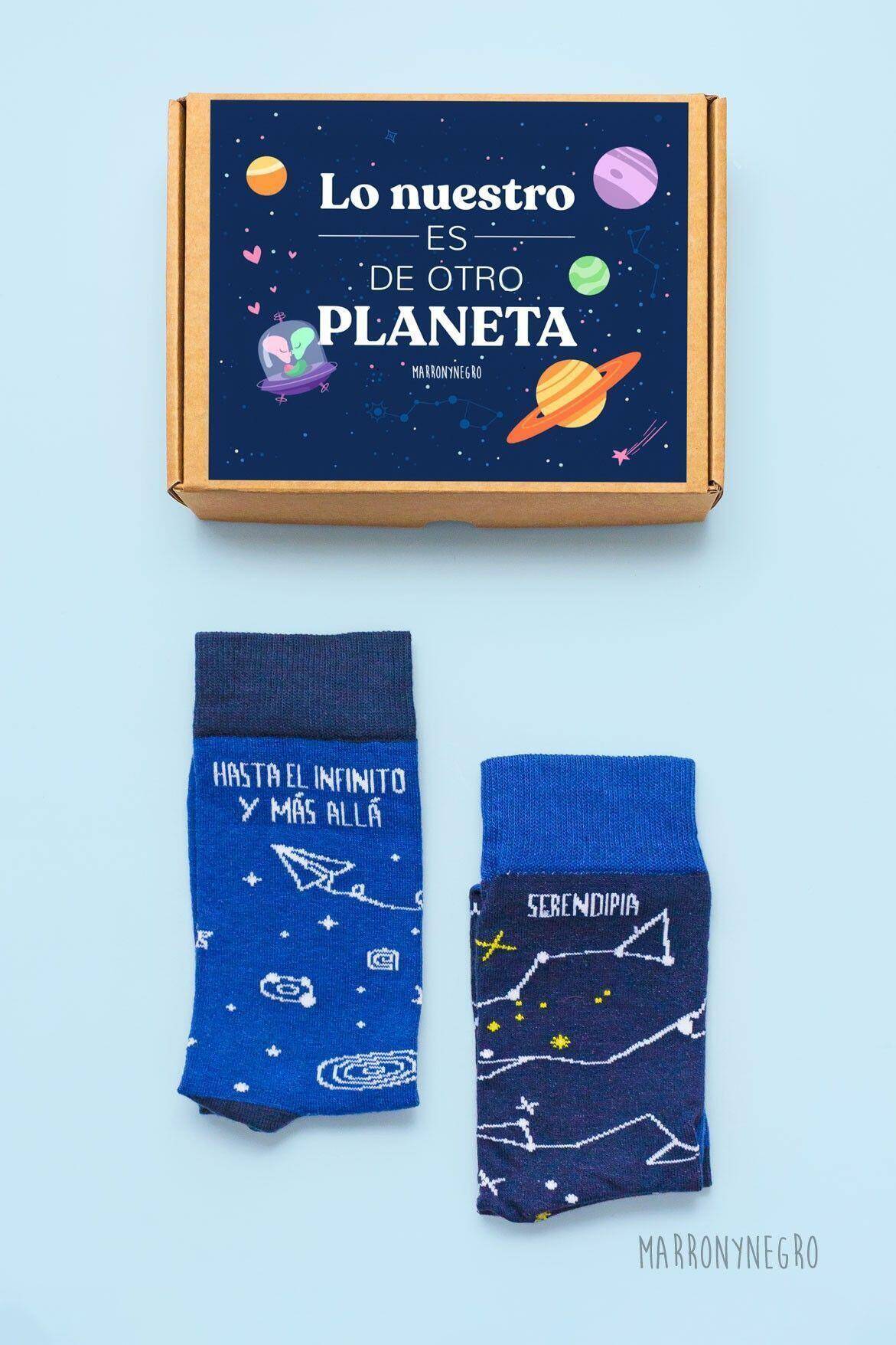 Pack 2 calcetines Hasta el infinito y más allá + Serendipia