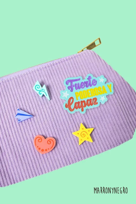 Estuche + Pins Fuerte, poderosa y capaz
