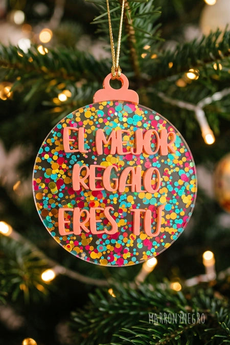 Bola El Mejor Regalo Eres Tú colgada en el árbol de Navidad