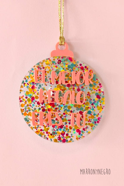 Bola de Navidad de metacrilato con confeti multicolor y frase El Mejor Regalo Eres Tú