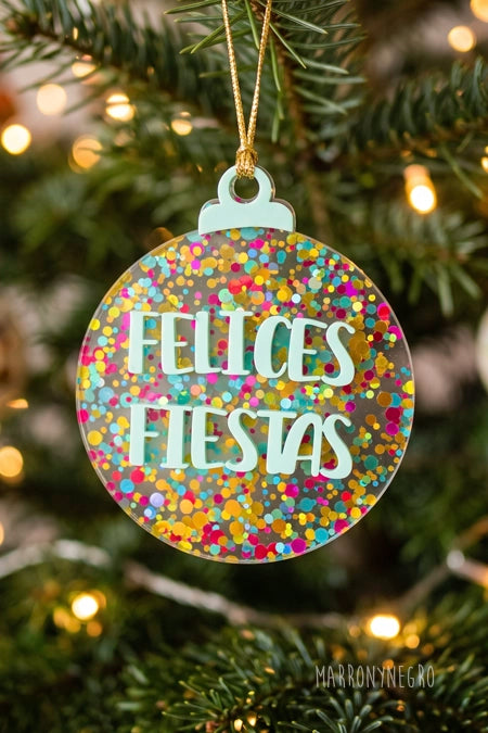 Bola de metacrilato Felices Fiestas colgada en el árbol de Navidad