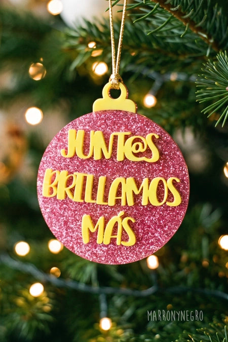 Bola Juntas Brillamos Más en el árbol