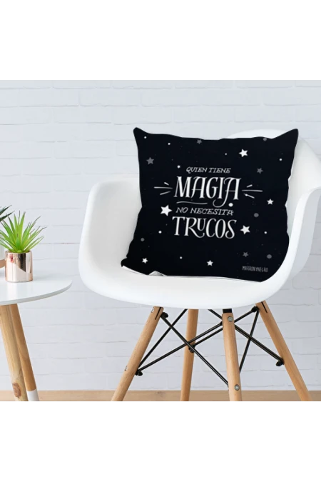 Cojín reversible con relleno "Quien tiene magia no necesita trucos"