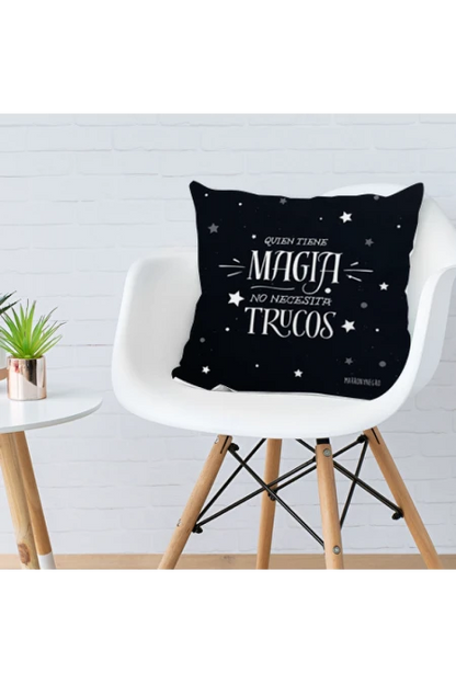 Cojín reversible con relleno "Quien tiene magia no necesita trucos"