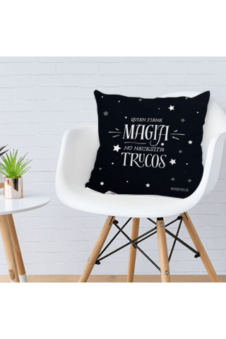 Cojín reversible con relleno "Quien tiene magia no necesita trucos"
