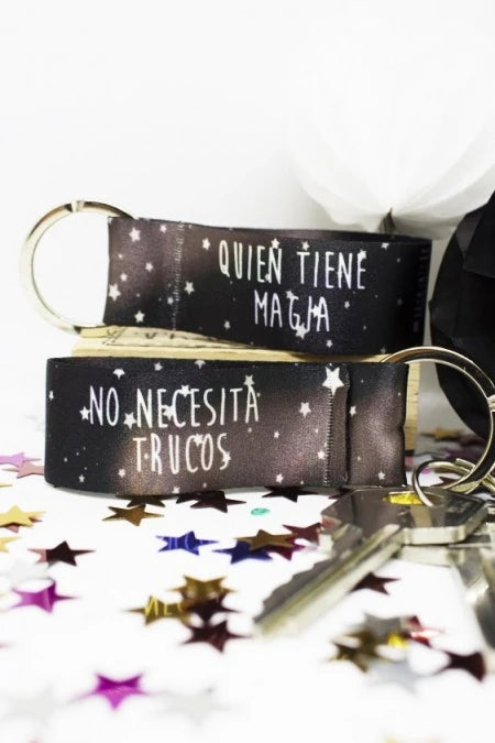 Llavero Quien tiene magia no necesita trucos