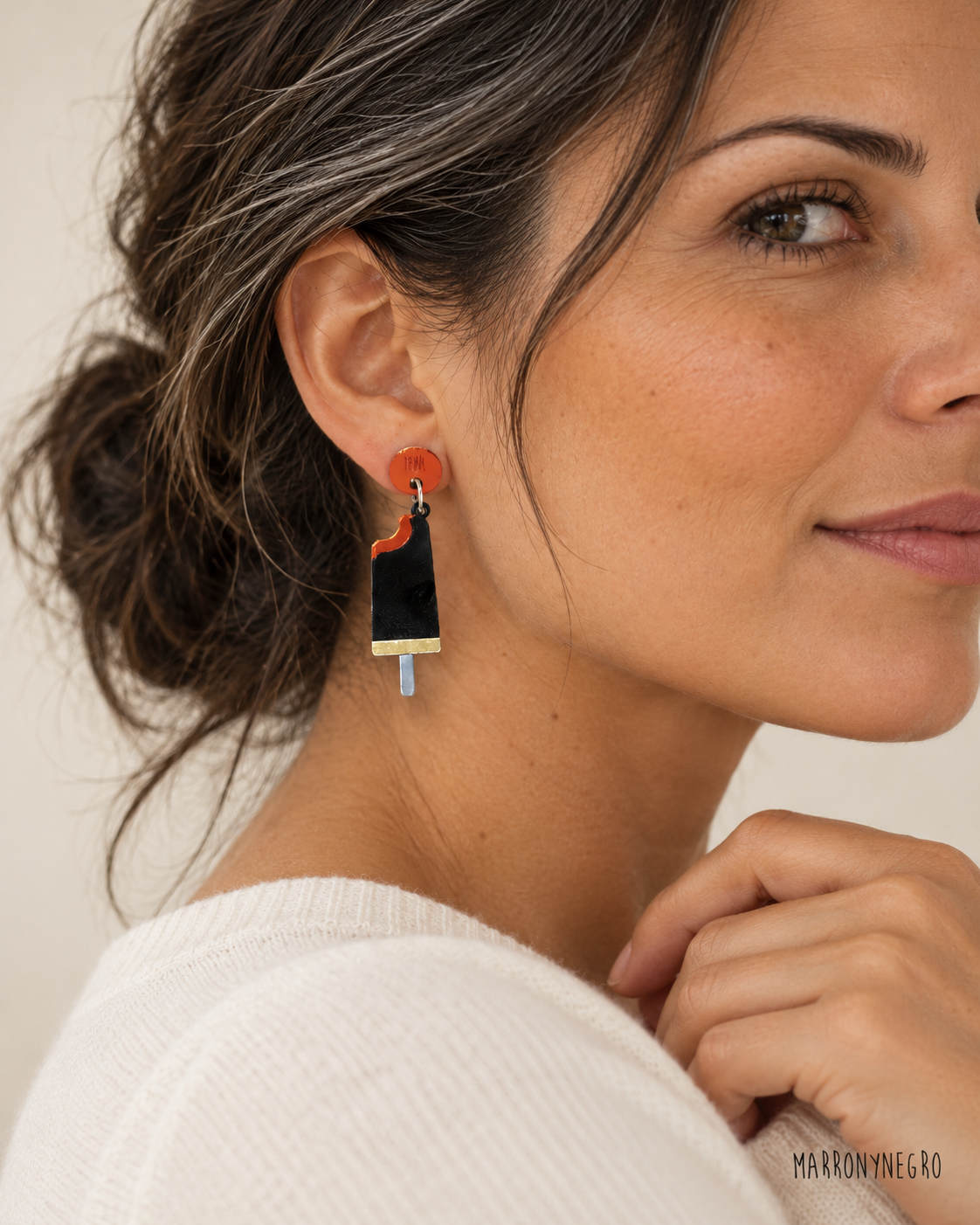 Modelo luciendo pendientes Drácula - Marronynegro
