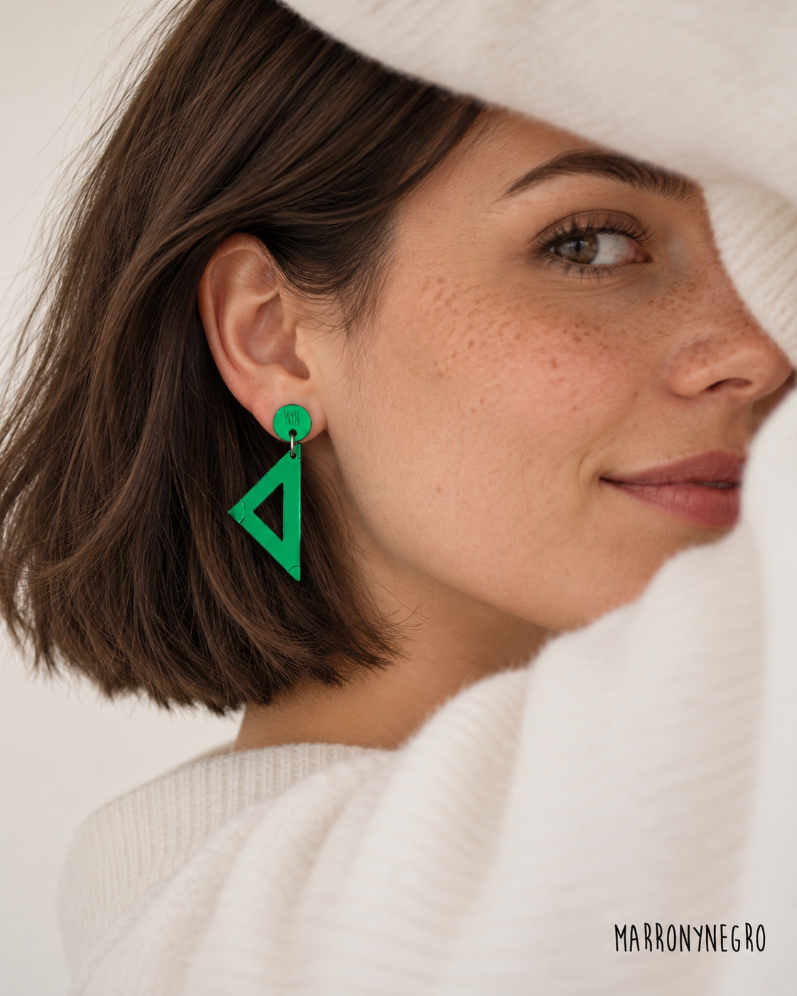 Modelo con pendientes escuadra de Marronynegro