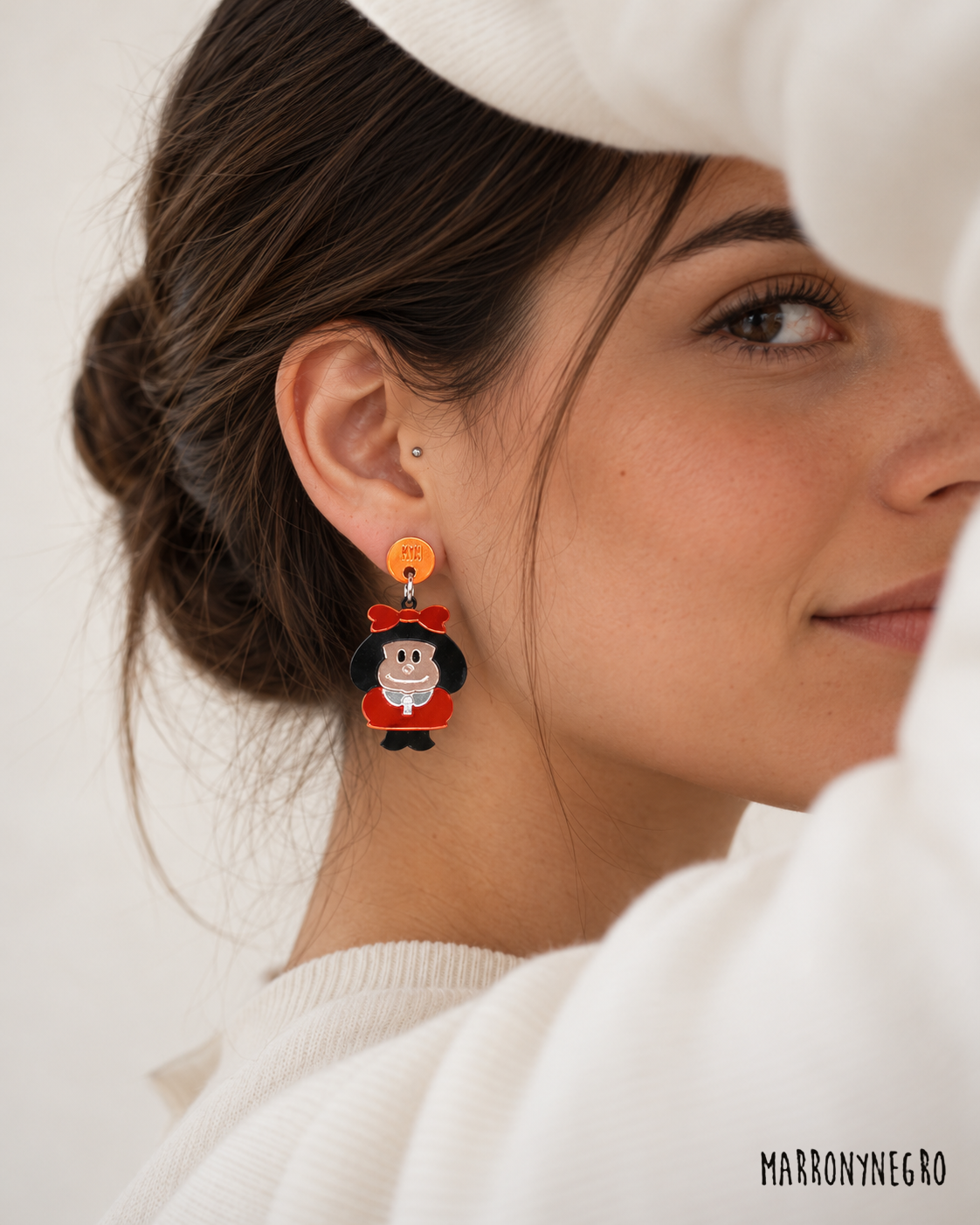 Modelo con pendiente mafalda y firma Marronynegro