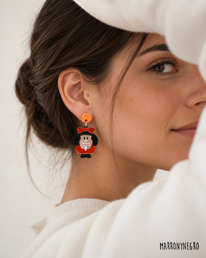 Modelo con pendiente mafalda y firma Marronynegro