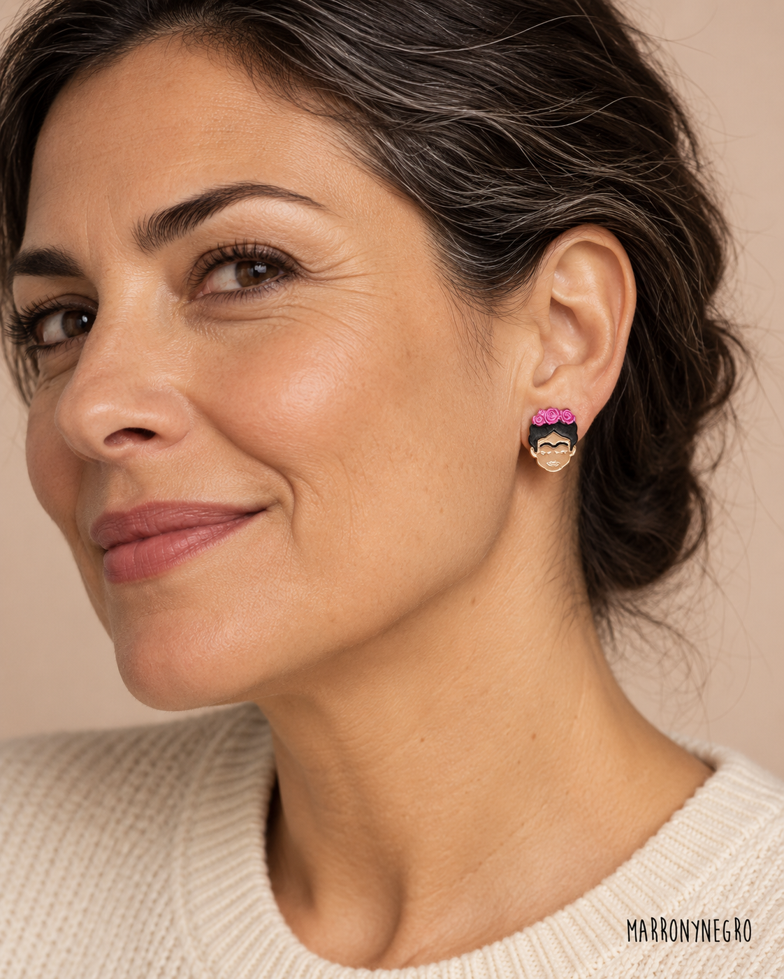 Fotografía de modelo con pendientes Marronynegro mini-frida
