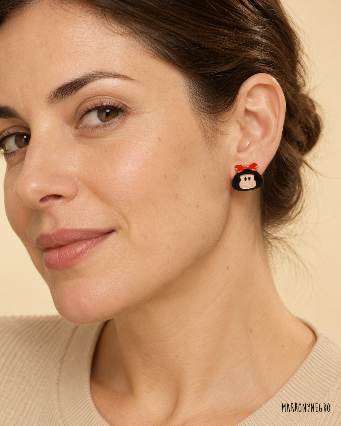 Fotografía de modelo con pendientes Marronynegro mini-mafalda