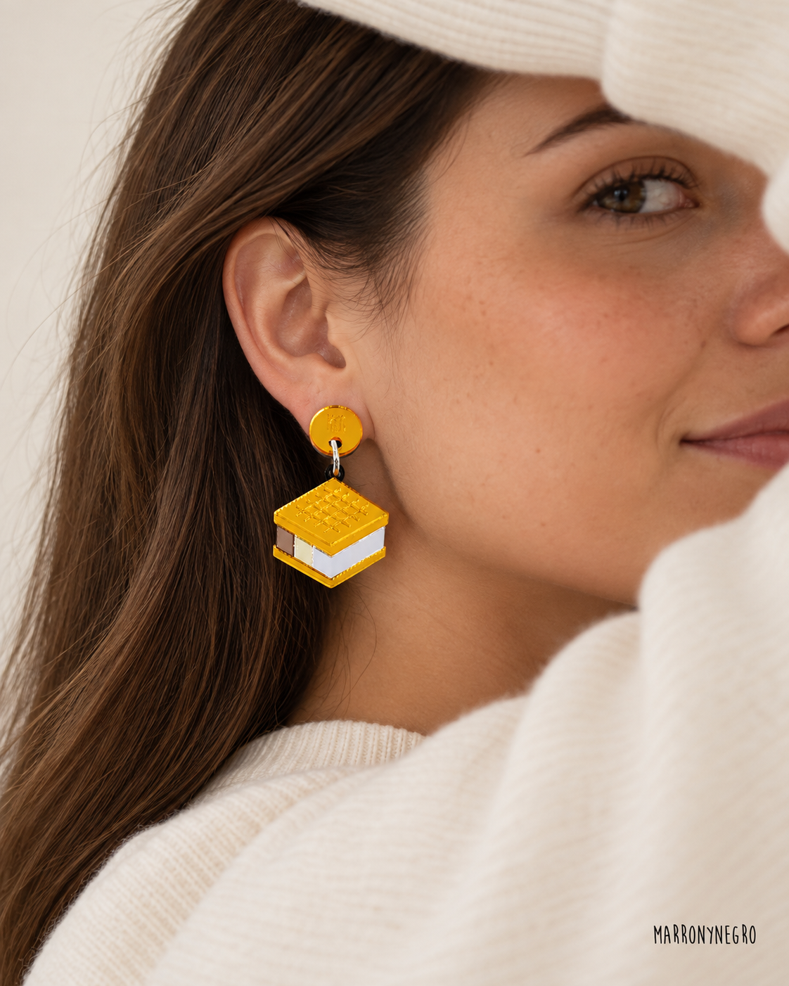 Modelo con pendientes sandwich de Marronynegro