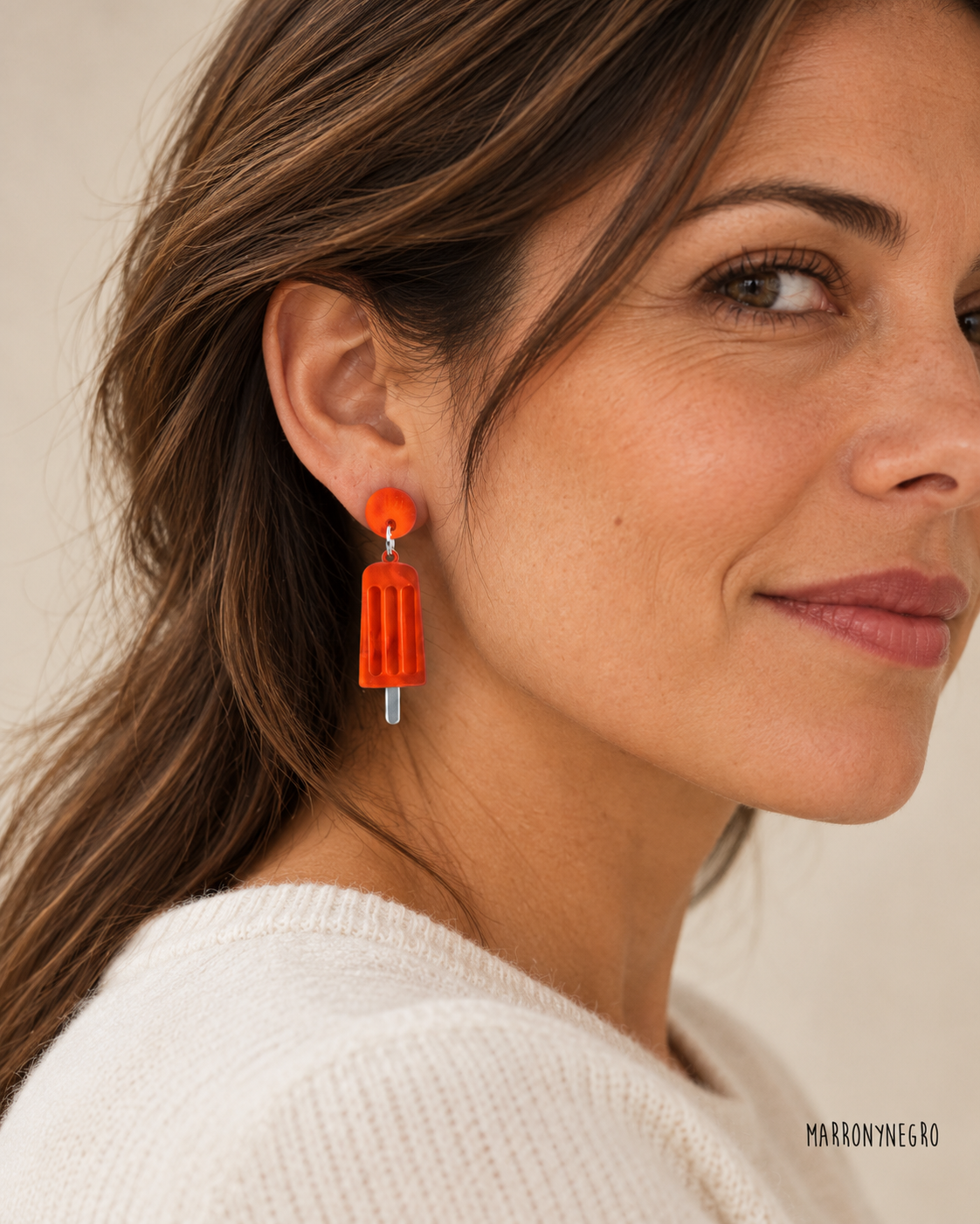 Modelo con pendientes Polo Marronynegro