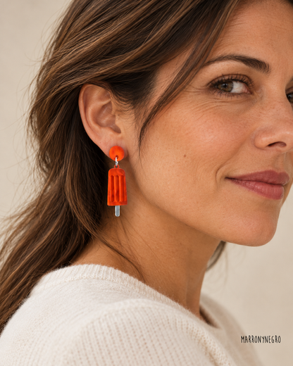 Modelo con pendientes Polo Marronynegro
