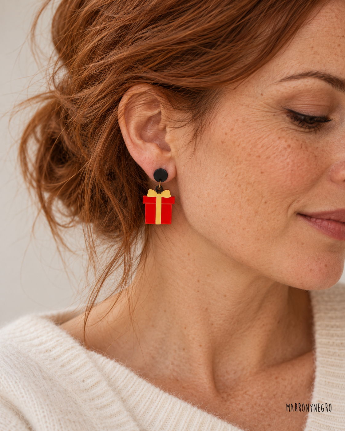 Modelo con pendientes Mini Regalos Marronynegro