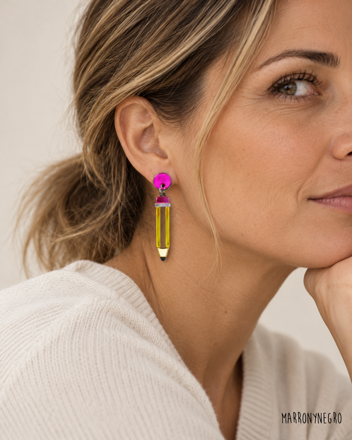 Modelo con pendientes Lápiz y Boli Marronynegro