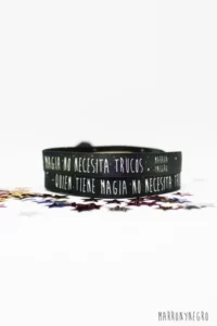 Producto: Pulsera Quien tiene magia no necesita trucos - Marronynegro