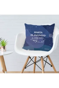 Producto: Cojín Reversible con relleno «Hasta el infinito y más allá» - Marronynegro
