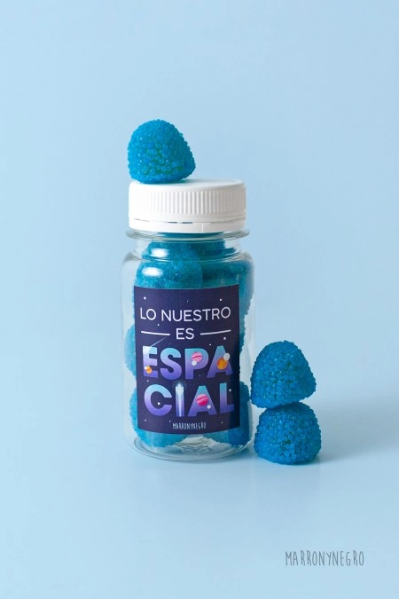 Producto: Pildorero «Lo nuestro es espacial» - Marronynegro