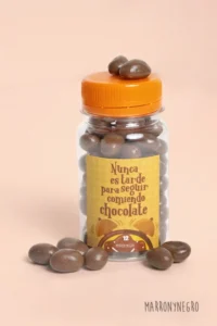 Producto: Pildorero Nunca es tarde para seguir comiendo Chocolate - Marronynegro