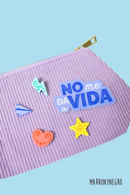 Producto: Estuche + Pins No Me Da la Vida - Marronynegro