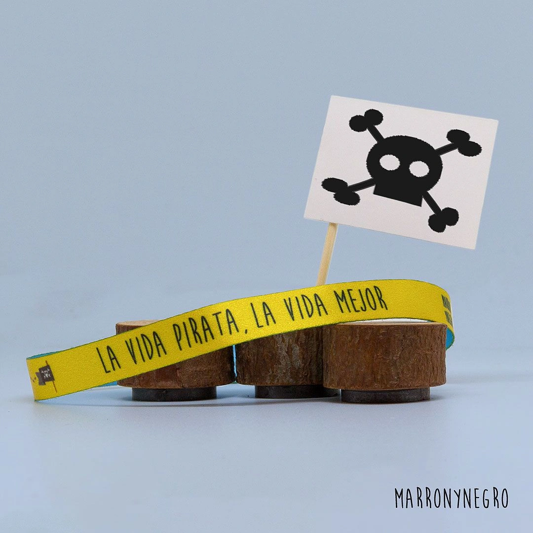 pulsera con la frase 'la vida pirata la vida mejor' 