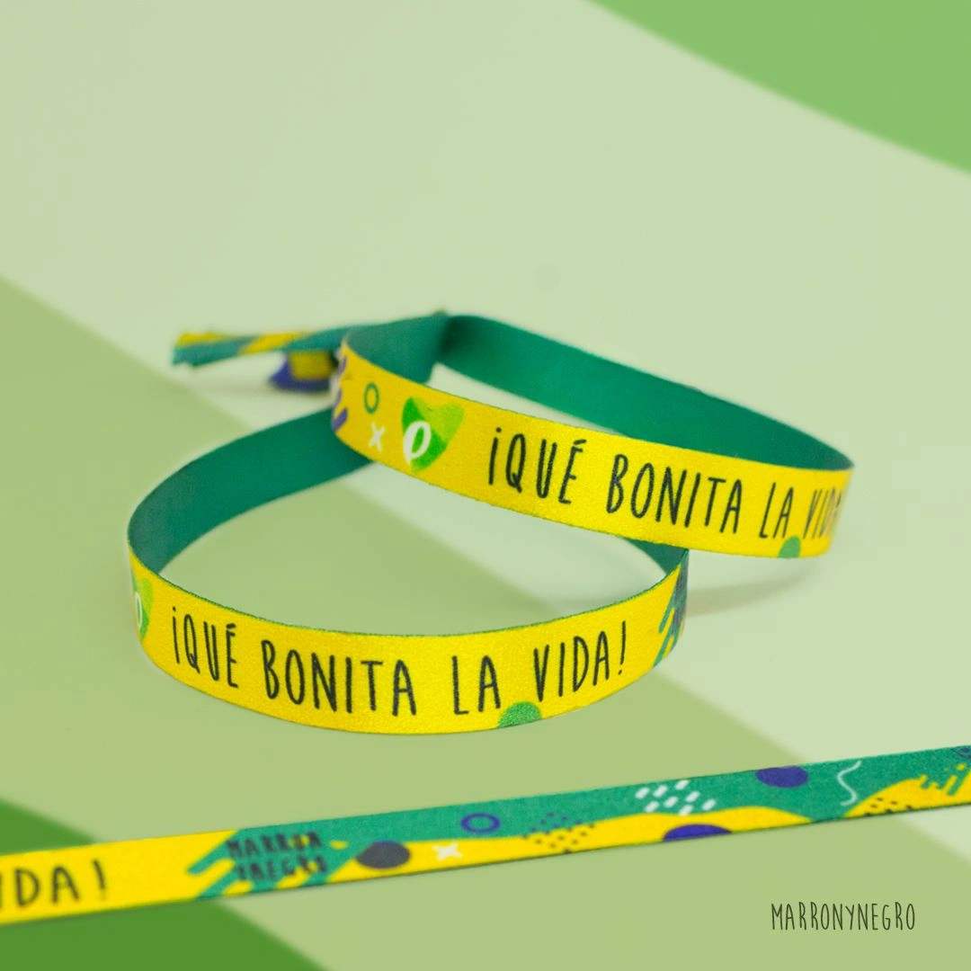 pulsera con la frase 'qué bonita la vida' 